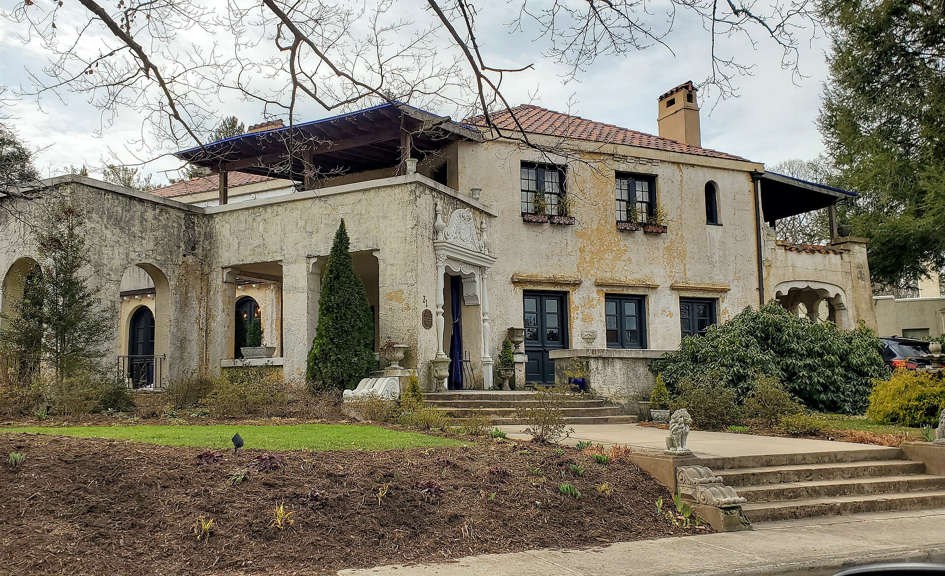 The James Madison and Leah Arcouet Chiles House on Chiles Avenue, a Spanish Colonial villa built by Kenilworth's founders